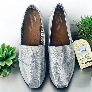 NWT Gorgeous TOMS 9.5 Silver Glitter Sparkly Alpargatas Flat Loafers Comfy Shoes